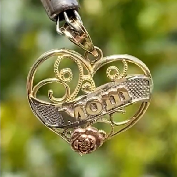 10kt “mom” heart ❤️ pendant - Picture 3 of 15